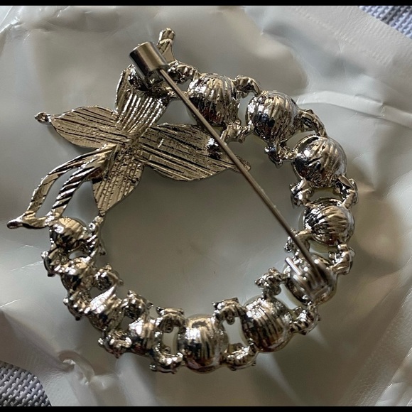 Pearl Butterfly Brooch - Picture 2 of 2